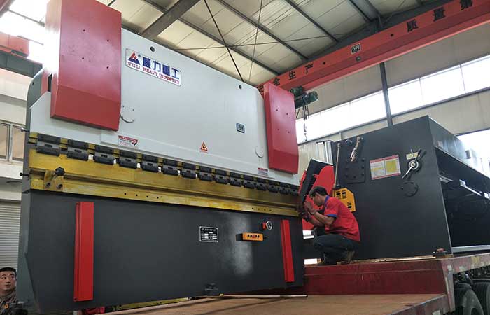 WC67Y-200T/4000液壓折彎機(jī),200噸4米數(shù)控液壓折彎機(jī)