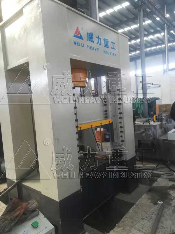 十字軸萬向節(jié)擠壓成型液壓機