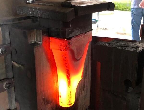 叉車(chē)斗齒熱壓成型